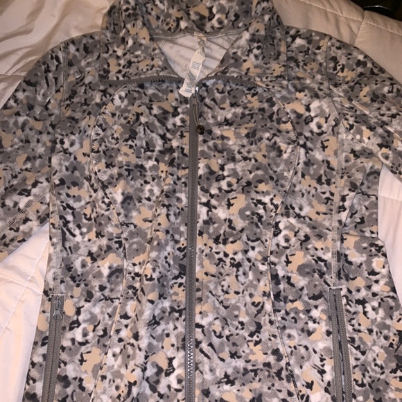 Lululemon jacket (rare) - Picture 2 of 4